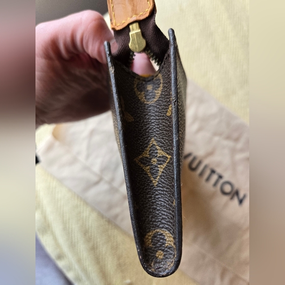 LOUIS VUITTON Monogram Bucket Pouch - Picture 7 of 8